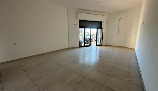 Basso commerciale zona Scala Greca